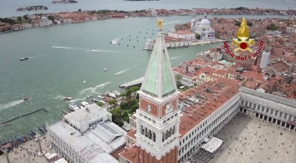 Maltempo, a Venezia un drone ispeziona il campanile San Marco