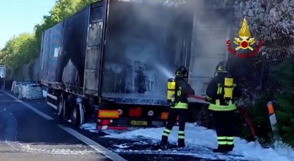 Incendio mezzo pesante che trasportava plastica nel triestino