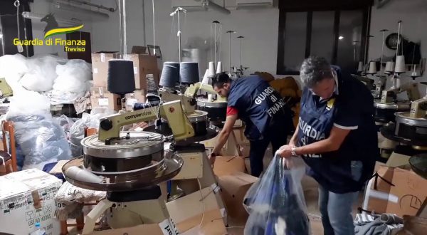 Finanzieri sequestrano a Treviso laboratorio di abbigliamento