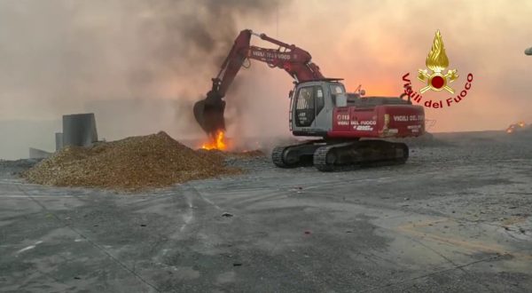 Vigili del fuoco al lavoro per incendio azienda rifiuti nel sassarese