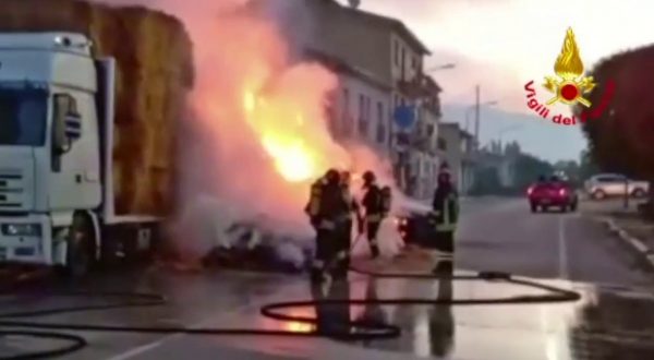 In fiamme un autotreno carico di balle di fieno in Campania