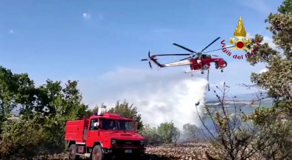 Incendi, Vvf ancora al lavoro per rogo nel Ternano