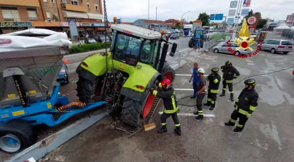 Veneto, sulla statale Pontebbana si ribalta camion carico d’uva