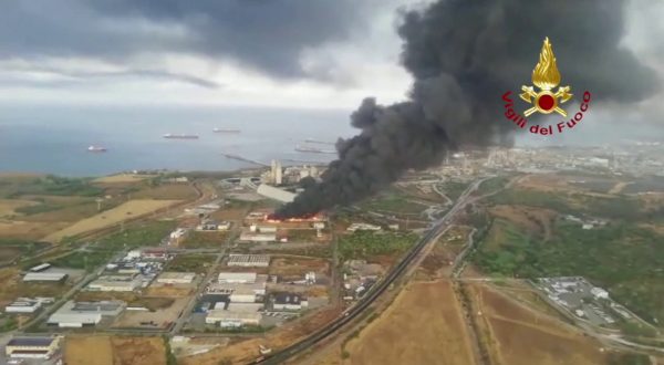 Incendio in un’azienda nel Siracusano, l’area messa in sicurezza