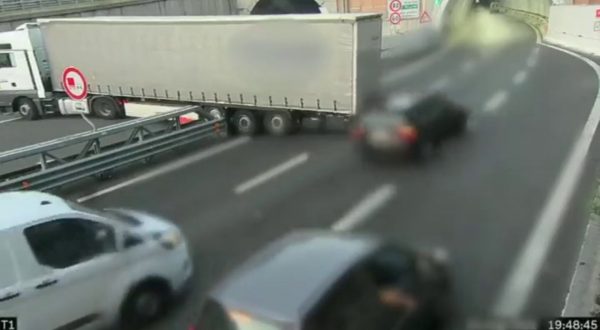 Pericolosa inversione a “U” su autostrada Genova, 2 patenti ritirate