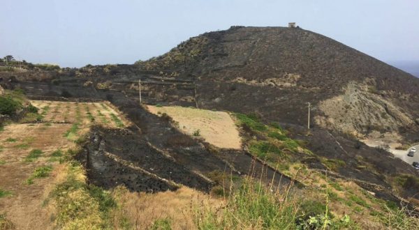 Pantelleria, aperta un’inchiesta sul maxi incendio