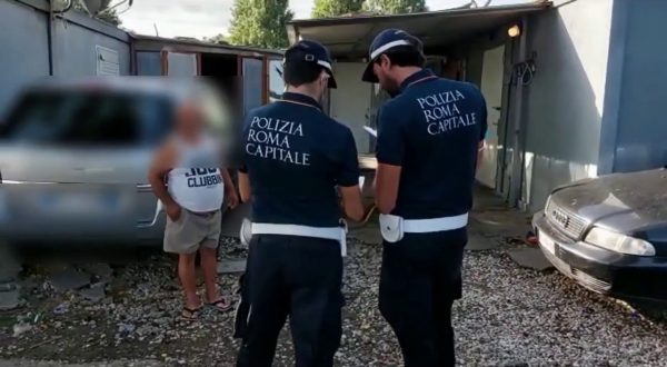 Controlli nel campo nomadi di via Candoni a Roma, 350 identificati