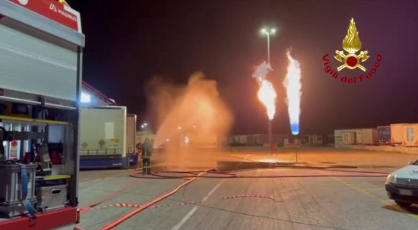 Trieste, intervento dei vigili del fuoco per fuga di gas al porto