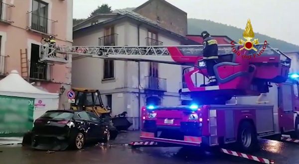 Maltempo, evacuate persone bloccate nel fango in Irpinia