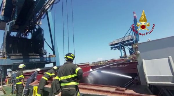 A Porto Torres  si surriscalda nave piena di carbone