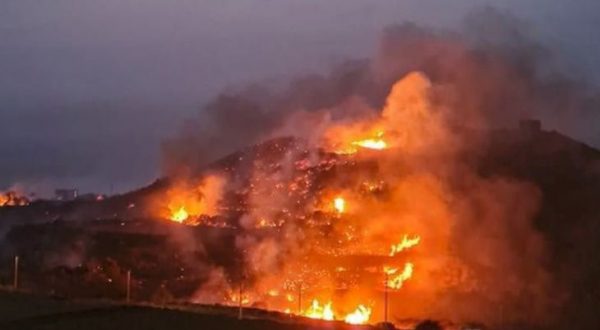 Vasto incendio a Pantelleria, in fuga vip e turisti