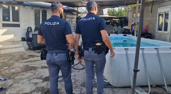 Controlli nel campo nomadi di via Salviati a Roma, identificati in 350