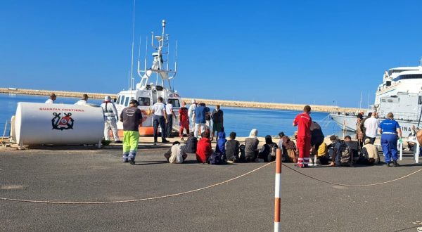 Morti di fame sei migranti su un barcone, altri 26 sono sbarcati a Pozzallo