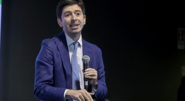 Speranza “La pandemia non è finita ma siamo sulla strada giusta”