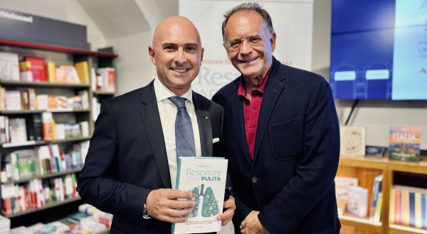 “Respirare aria pulita”, l’inquinamento indoor nel libro di Andrea Casa