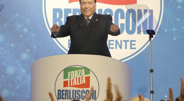 Berlusconi “Lo scostamento sia ultima spiaggia”