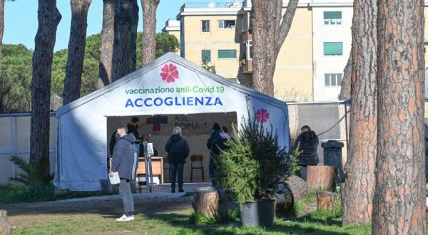 Sale l’incidenza dei casi Covid, Rt stabile