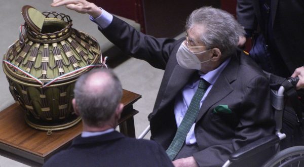 Umberto Bossi eletto alla Camera, Salvini “Quante parole al vento”