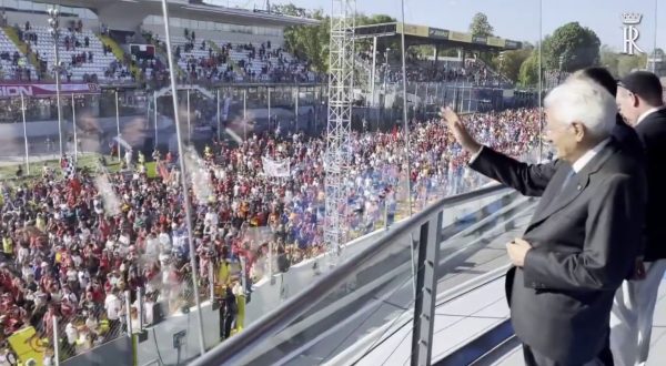 F1, Mattarella saluta il pubblico di Monza dopo il Gran Premio