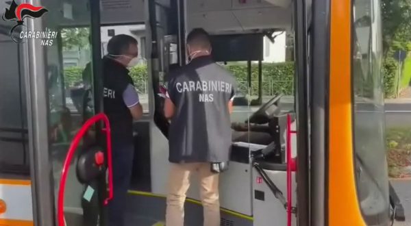 Covid, In bus e metro senza mascherine. Multati in 203