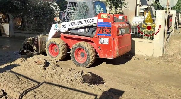 Alluvione Marche, Vigili del Fuoco al lavoro per sgomberare le strade