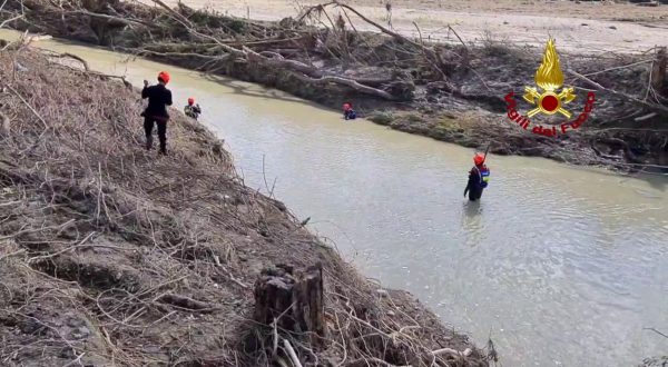 Sommozzatori dei Vigili del Fuoco cercano dispersi nel Nevola