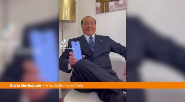 Berlusconi “La barzelletta fa bene, è terapeutica”