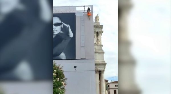 Una giovane tenta il suicidio, salvata da un poliziotto