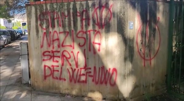 Scritte “no vax” davanti la sede dell’Ordine dei giornalisti a Palermo