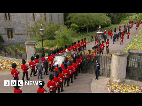 Queen Elizabeth II’s coffin seen by public for final time as procession reaches Windsor – BBC News