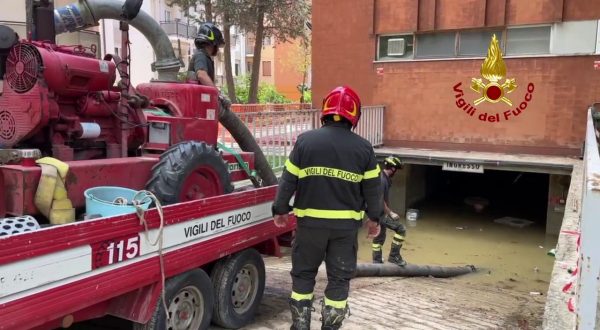 Alluvione nelle Marche, vigili del fuoco svuotano garage allagato