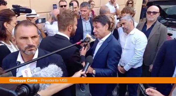 Conte canta “Bella ciao” a Genova