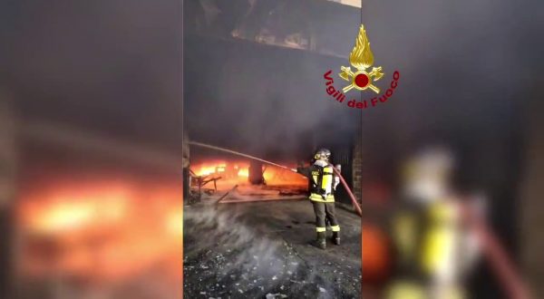 Incendio in una palazzina del Viterbese, evacuato l’intero edificio.