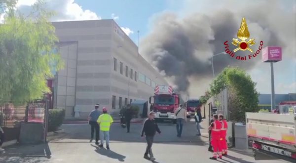 Incendio in un capannone di Modugno, forse causato da corto circuito