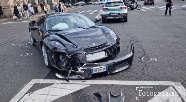 Milano, inseguimento dei vigili urbani finisce contro… una Ferrari