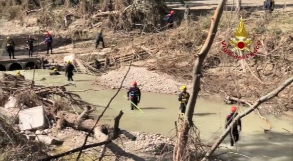 Maltempo nelle Marche, sommozzatori cercano dispersi nel fiume Nevola