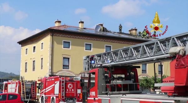 A fuoco pannelli fotovoltaici sul tetto di in un hotel nel vicentino