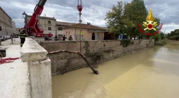 Marche, pompieri al lavoro per rimuovere detriti dell’alluvione