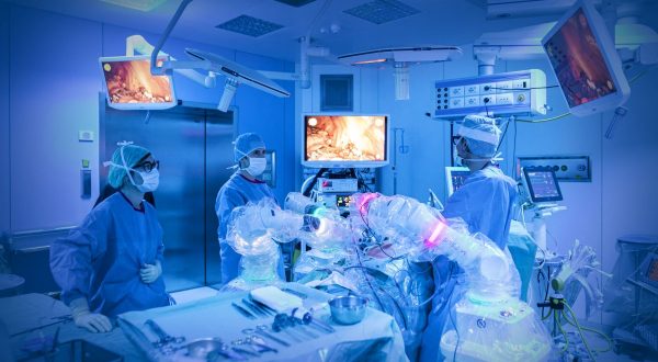 CMR Surgical, il robot Versius entra nelle sale operatorie lombarde