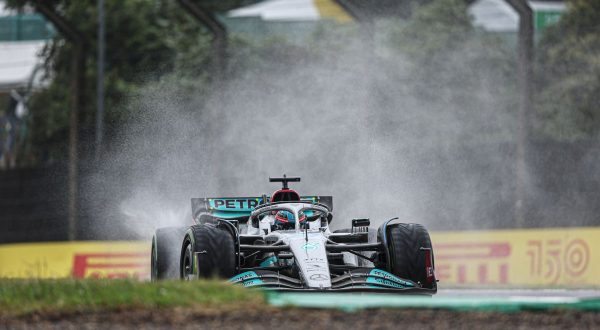 Pioggia a Suzuka, nelle libere brillano le Mercedes