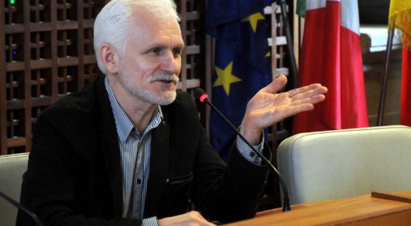 Nobel per la pace a Bialiatski e a due organizzazioni per i diritti umani