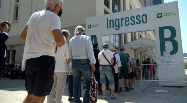 Covid, in Italia altri 34.444 casi e 41 decessi