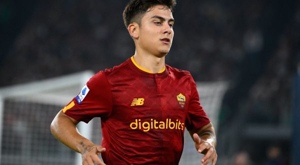 La Roma piega il Lecce, per Dybala gol e infortunio