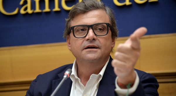 Calenda “Metà Pd è già con i Cinque Stelle”