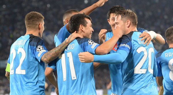 Il Napoli batte 4-2 l’Ajax ed è agli ottavi di Champions