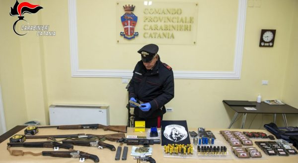 Scoperto un arsenale con armi e droga nel quartiere Librino di Catania