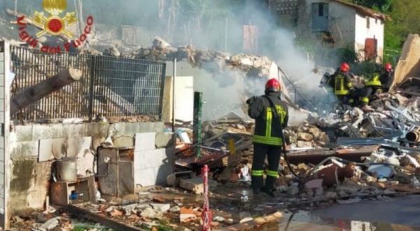 Esplosione in una palazzina a Lucca, due vittime