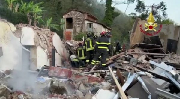 Esplosione di una palazzina a Lucca, due morti