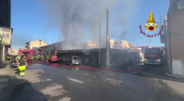 In fiamme un deposito di elettrodomestici a Catania, colonna di fumo