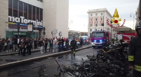 Roma, Incendio di motorini fuori dalla Stazione Termini, nessun ferito